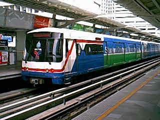 le metro arien de Bangkok, confortable et rapide il reste cher.